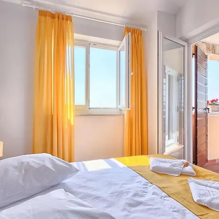 Semesterbostad Girasole *